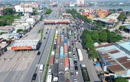 Xe tải lật chắn ngang đường trên cầu vượt Tân Vạn, Quốc lộ 1 kẹt gần 5km