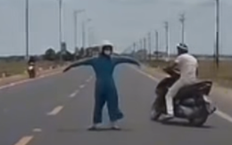 Người phụ nữ nằm ngang giữa đường chặn ô tô vì... mâu thuẫn với chồng