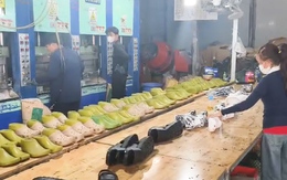 Bên trong xưởng sản xuất hàng ngàn đôi dép Crocs giả ở Dĩ An