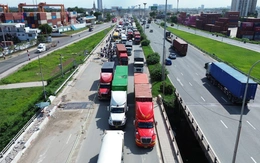 Thu hẹp cầu Đồng Nai để sửa chữa nên kẹt xe, CSGT TP.HCM khuyến cáo tài xế nên đi cao tốc TP.HCM - Long Thành