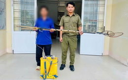 Người dân Đồng Tháp Mười đồng loạt giao nộp kích điện để bảo vệ túi cá tự nhiên