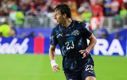 Trọng tài rơi đồng hồ, cầu thủ nhặt lên đeo trong trận đấu ở World Cup 2026