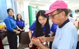 Phường Tân Mỹ đến từng nhà giúp người dân chuyển đổi số, nhận biết thủ đoạn lừa đảo