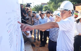 Kiểm tra đường ngàn tỉ, Bí thư Đà Nẵng yêu cầu giải phóng mặt bằng đúng tiến độ
