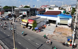 Người dân dọc quốc lộ 13 tháo dỡ nhà, bàn giao mặt bằng để mở rộng đường 