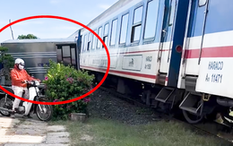 Hiện trường xe tải bất ngờ trôi từ nhà dân ra đường sắt khi tàu hỏa đang lao tới