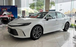 Toyota Camry bỏ bớt phiên bản ở Việt Nam, chỉ còn động cơ hybrid