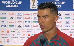 Đang vui, Ronaldo 'đứng hình' vì bị phóng viên đòi... tăng lương