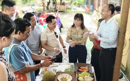 Du khách thích thú chèo xuồng, đi ca nô, hái trái cây, làm bánh cùng người dân Bình Mỹ