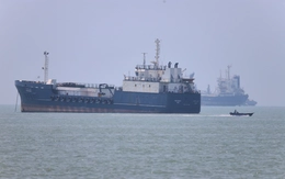 Tàu hàng hư hại vì trúng 'vật thể chưa xác định' ở eo biển Hormuz