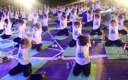 Hàng trăm người đồng diễn yoga bên sông Hàn, lan tỏa thông điệp sống khỏe