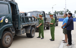 Khởi tố hai người đàn ông đổ hơn 177 tấn chất thải ra môi trường ở Ninh Bình