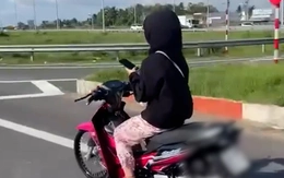 Con gái 15 tuổi vừa chạy xe vừa dùng điện thoại, người mẹ là chủ xe bị phạt