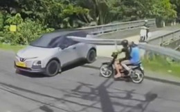 Xe máy chở bó ống kim loại đâm ngang hông ô tô