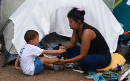Venezuela sau thảm họa động đất: Nhà xác quá tải, lều bạt kín đường phố