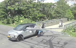 Vụ xe máy chở hàng chục ống nhôm đâm xuyên kính ô tô: Người chạy xe máy mới 16 tuổi