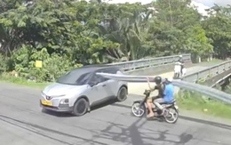 Video ống nhôm đâm xuyên kính ô tô: Phạt chủ tiệm giao xe máy cho người 16 tuổi 