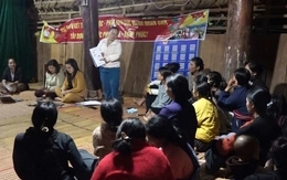 Đêm xuống, lãnh đạo xã ngồi bệt xuống sàn nhà rông để 'lắng nghe phụ nữ nói'