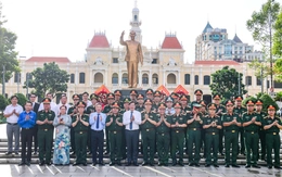 Ban Chỉ đạo Hội thảo khoa học cấp Bộ Quốc phòng dâng hoa tưởng niệm Chủ tịch Hồ Chí Minh