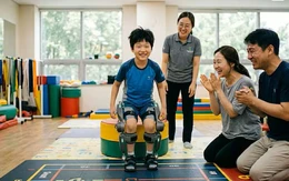 Robot kết hợp game đá bóng giúp trẻ teo cơ tủy đứng dậy sau 6 tuần