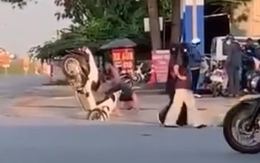Vừa lướt qua hai cô gái, thanh niên gặp sự cố khó đỡ vô cùng