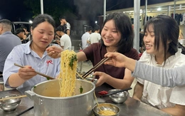 Những nồi mì tôm 'siêu to' thầy cô tặng cho sĩ tử vùng cao lúc nửa đêm