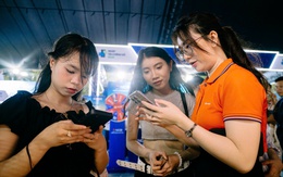 Du khách hào hứng trải nghiệm thanh toán xuyên biên giới tại gian hàng Sacombank