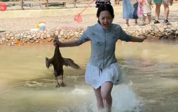 Cô nàng sợ vịt nhưng phải thi bắt vịt siêu hài