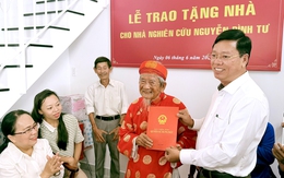 Nhà nghiên cứu Nguyễn Đình Tư nhận căn hộ mới ở tuổi 106