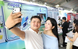 Giới trẻ xếp hàng mua trà sữa nửa giá, trải nghiệm công nghệ thanh toán xuyên biên giới tại NAPAS