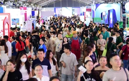 Dòng người nối dài tại Ngày Tài chính số 2026 trong tối cuối tuần