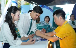 Người trẻ và người lớn tuổi cùng trải nghiệm tài chính số