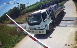 Tìm tài xế lái xe tải lao qua đường ray khi đèn đỏ đã bật, cần chắn đang hạ