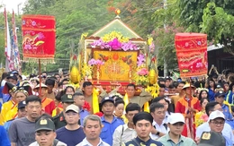 Lễ phục hiện rước tượng và nấu 9 loài hoa tắm Bà Chúa Xứ núi Sam