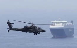 NÓNG: Mỹ tấn công Iran, đáp trả việc trực thăng Apache bị bắn rơi ở Hormuz