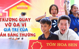 Cả trường quay vỡ òa khi cậu bé rút được tấm bảng thưởng có giá trị lớn