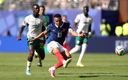 Giới khoa học lý giải tư thế sút dị biệt của Mbappe