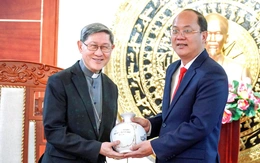 Đức Hồng y Luis Antonio Gokim Tagle gặp lãnh đạo Cà Mau trước lễ tuyên Chân phước linh mục Trương Bửu Diệp