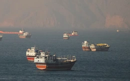 Iran 'nắn gân' Mỹ ở Hormuz, để ngỏ khả năng thu phí tàu qua lại