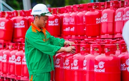 Giá gas vừa giảm khoảng 70.000 đồng/bình 12kg, nhưng cánh nội trợ vẫn buồn vì 'chưa thấm vào đâu'