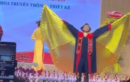 Khoảnh khắc nhận bằng cử nhân của nam sinh siêu hài