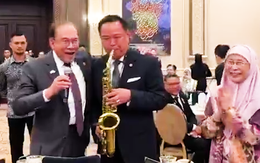 Video Thủ tướng Thái Lan thổi kèn saxophone trong chuyến thăm Malaysia