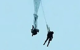 Lính nhảy dù Trung Quốc liều mình cứu đồng đội bị ngất xỉu giữa không trung