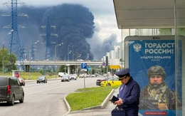 Ukraine phóng hàng trăm drone vào Nga, hạ tầng dầu mỏ cháy lớn