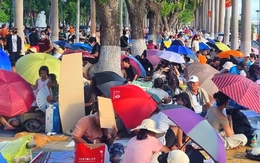 3 tiếng trước đêm chung kết pháo hoa quốc tế Đà Nẵng, người dân ra kín bờ sông Hàn giữ chỗ