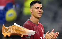 Ronaldo tặng fan đôi giày cực hiếm