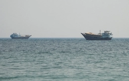 NÓNG: Mỹ tấn công Iran nhiều đợt dọc eo biển Hormuz, nhắm vào mục tiêu nào?