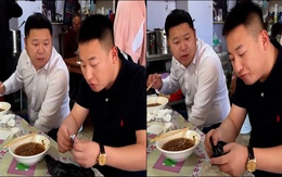 Màn tấu hài của vị khách khiến bà chủ ngơ ngác