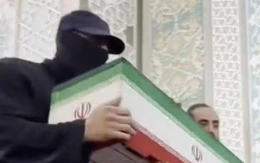 Người đàn ông đeo khẩu trang đen kín mặt tại tang lễ ông Ali Khamenei là ai?