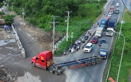Bãi xe container vẫn tung hoành, cản trở giao thông trên đường Võ Chí Công